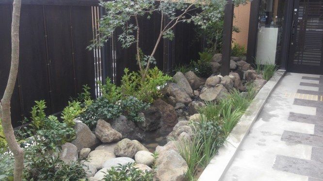 自然石と植栽でつくった小川のある庭